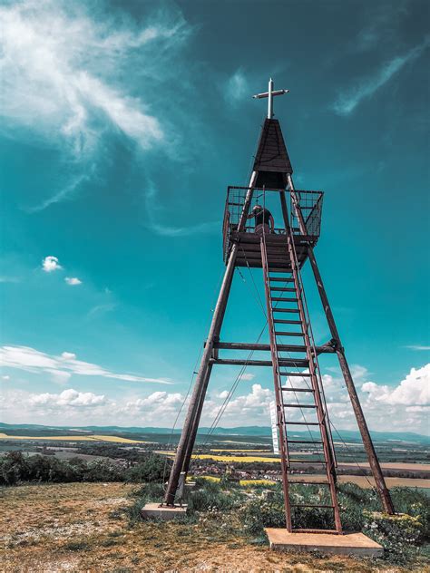Fotografia slovenského dvojkríža na vŕšku Hôrka v obci Neporadza.