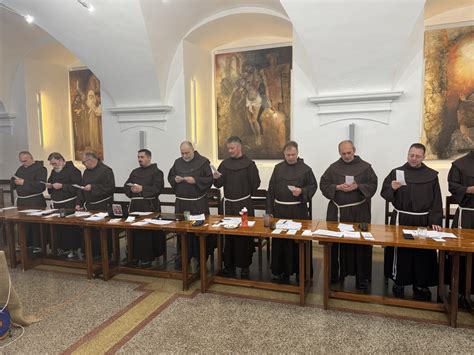 Fotografia bratov františkánov pri práci alebo v komunite