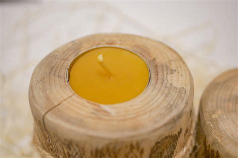 Detailná fotografia ručne opracovaného svietnika z olivového dreva s čajovými sviečkami