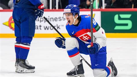 Martin Chromiak oslavuje strelený gól v zápase AHL