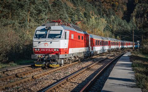 Tematické foto: autobus a vlak na Slovensku