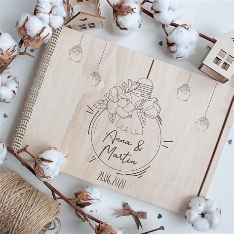 Personalizovaný drevený svadobný album s gravírovanými menami a dátumom