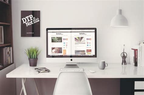 Fotografia pracovného stola grafika s ukážkami návrhov fotokníh