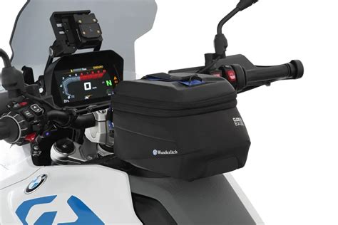 Produktová fotografia vodotesného motorkárskeho batohu a tankvaku pripevneného na motorke