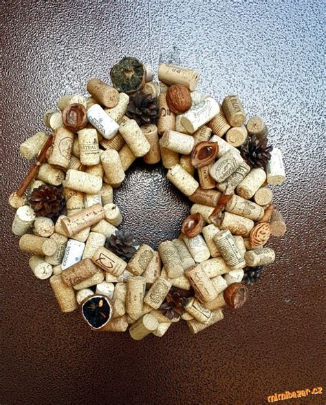 Názorná ukážka výroby vianočného snehuliaka z korkových zátok