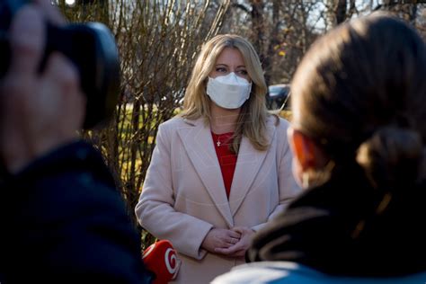 ilustračná fotografia politikov rokujúcich