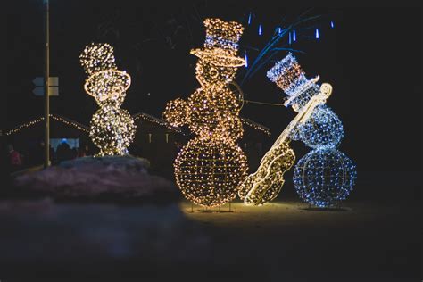 Vianočné ozdoby a svetlá v slovenskom meste