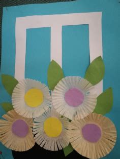 Príklad okna zdobeného papierovými vystrihovačkami.