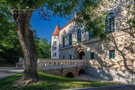 Pohľad na majestátny ŠIMÁK ZÁMOK PEZINOK a jeho upravený park