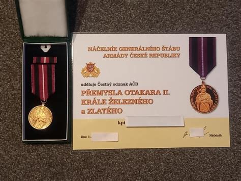 Tematické foto: Vojnový veterán, čestný odznak, pamätníky druhej svetovej vojny