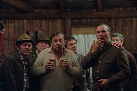 Tematická fotografia z filmu Nevera po Slovensky, zobrazujúca drevorubačov a lazníčky