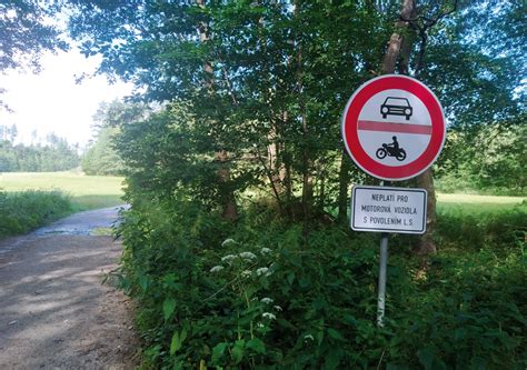 Schéma znázorňujúca správne správanie v lese: pes na vôdzke, zákaz vjazdu motorových vozidiel a odnášanie odpadkov.