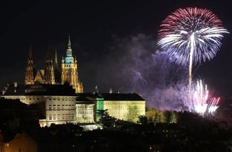 skupina ľudí sledujúca novoročný ohňostroj nad Vysokými Tatrami