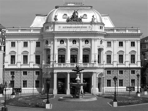 Ilustrácia dobovej scény z predstavenia SND alebo dobová fotografia budovy divadla.