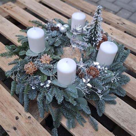 Postup výroby adventného venca zo živej čečiny: Detailné kroky od prípravy korpusu, cez upevnenie čečiny až po finálne zdobenie a umiestnenie sviečok.