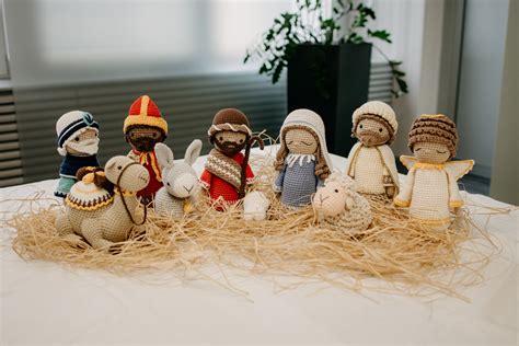 Tematické foto rodiny tvoriacej papierový betlehem