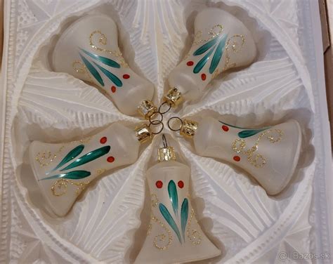 Sklenené vianočné zvončeky rôznych tvarov a farieb