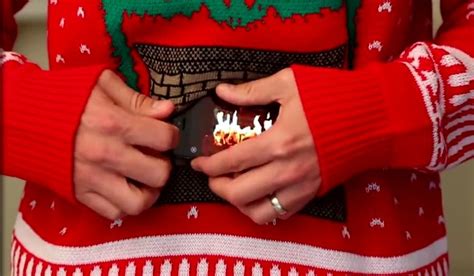 Muž vtipne oblečený vo vianočnom svetri