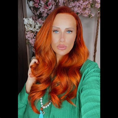 Angel Wicky v rôznych kostýmoch