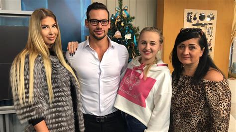 Žaneta Kováčiková a Mia Horváthová vo vani