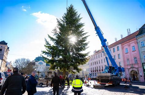 16-metrový vianočný strom osvetlený tisíckami LED svetiel na Hlavnej ulici v Košiciach