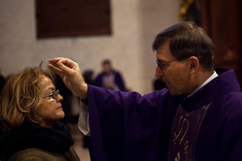 ilustrácia znázorňujúca obrad Popolcovej stredy s popolom na čele