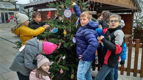 Fotografia detí pri zdobení vianočného stromčeka a tvorivej práci v dielničkách