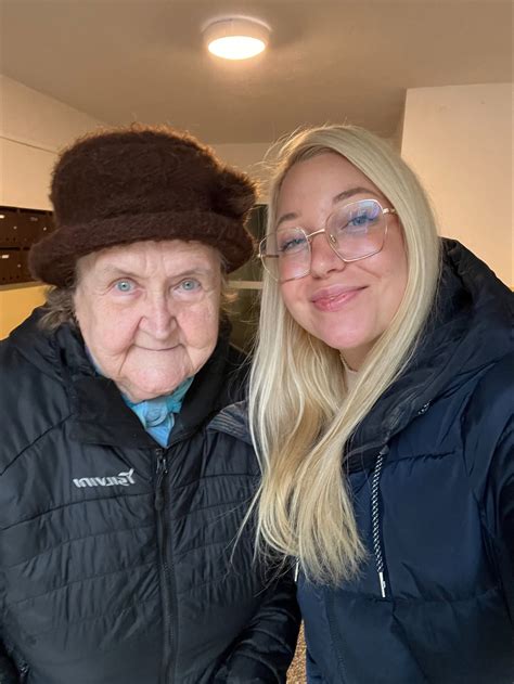 Fotografia Simony Frantovej so starou mamou Darinou Laščiakovou