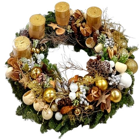Netradičný adventný veniec vytvorený z kvetináčov a sviečok