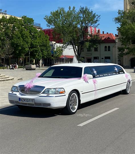 Luxusná limuzína Audi S8 s elegantnou svadobnou výzdobou