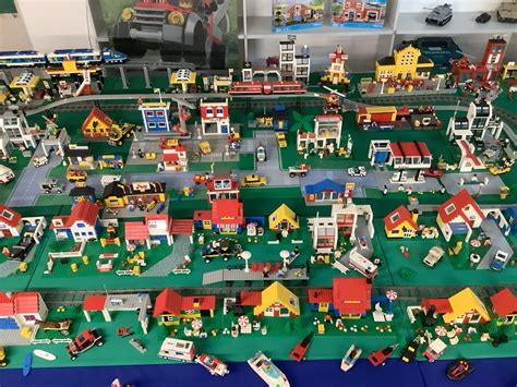 Ilustračná fotografia rôznych typov hračiek vhodných do škôlky, vrátane stavebníc, bábik a loptičiek.