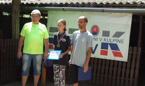 Portrét Ľubice Kasánovej v športovom kimone s medailami z medzinárodných súťaží