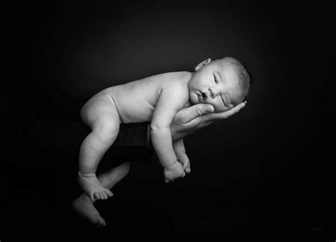 Ilustračná fotografia rodičov držiacich novorodeniatko