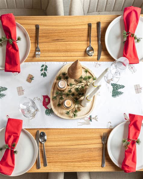 Koláž rôznych vzorov vianočných okrúhlych obrusov - tradičné, moderné, farebné.