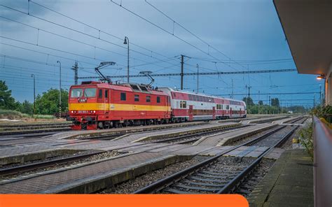 Súčasná fotografia železničnej stanice Komárno s vlakom