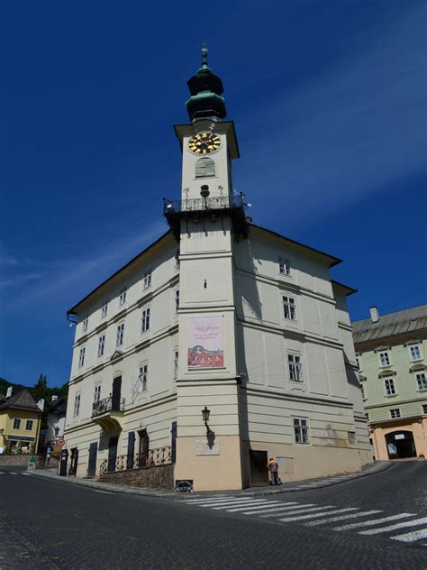 Tematické foto: Exteriér historickej Radnice v Banskej Štiavnici s vežou.
