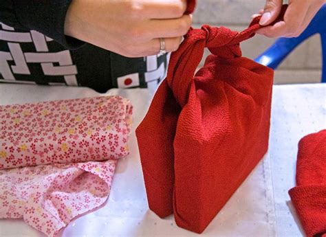 ilustračné foto darčeku zabaleného technikou furoshiki