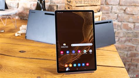 Produktové foto tabletu s dôrazom na veľký displej a puzdro
