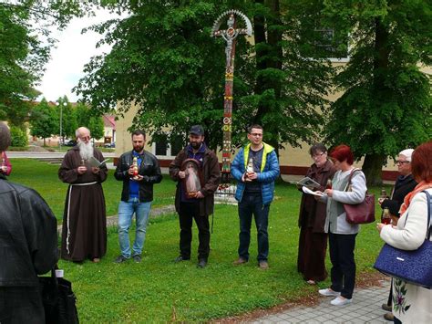 Tematická fotografia ohňa pred kostolom pri veľkonočnej vigílii