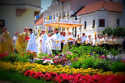 Fotografia slávnostnej veľkonočnej procesie s monštranciou a sochou
