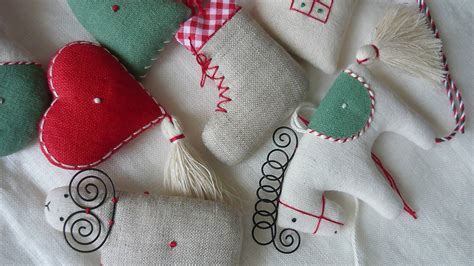 Koláž rôznych látkových a filcových vtáčikov ako vianočných ozdôb