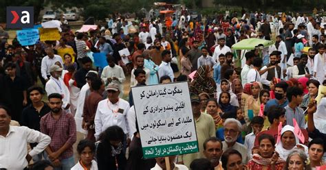 Dav ľudí víta Ježiša s palmovými ratolesťami