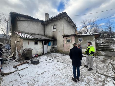 Tematická fotografia zobrazujúca rómsku rodinu pri tradičnej oslave