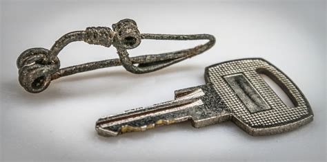 Koláž historických korčúľ od kostí po kovové