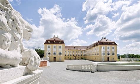 Ilustrácia zámku Schloss Hof v halloweenskej atmosfére, nočné osvetlenie