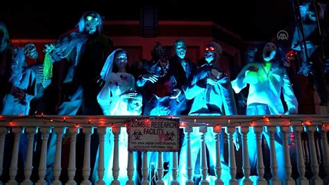 Panoráma viedenského Prátra s halloweenskou výzdobou a strašidelnými atrakciami