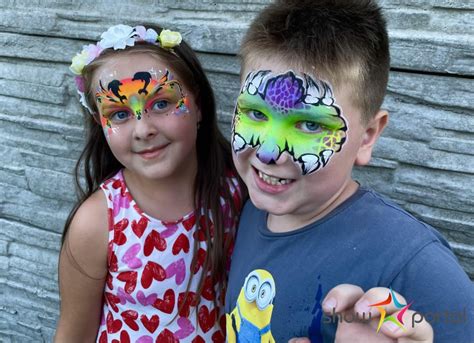deti sa bavia pri maľovaní na tvár počas oslavy
