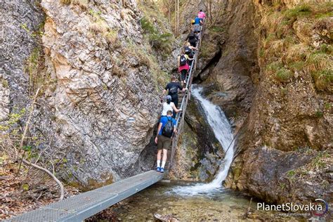 Fotografia Jánošíkových dier s turistami
