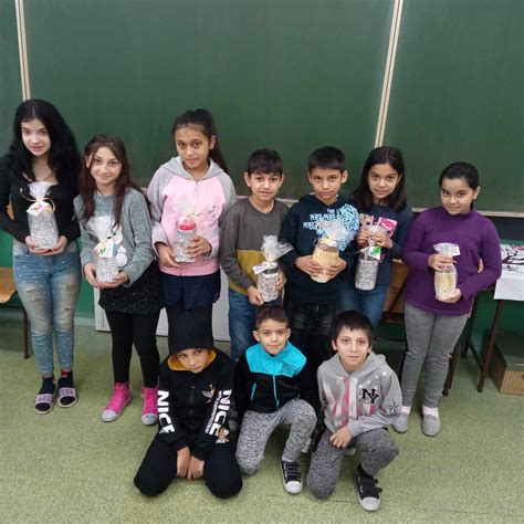 Ilustračná fotografia detí vyrábajúcich darčeky pre mamičky