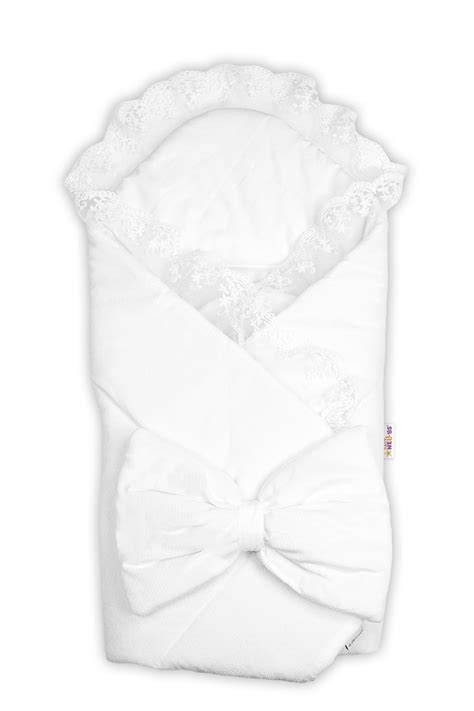 Ilustračné foto bielej zavinovačky s bábätkom na krste